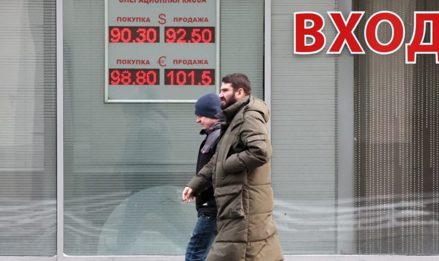 Ждать ли доллар дороже 100: аналитик рассказал, что будет с курсом